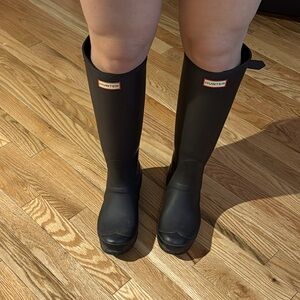Hunter tall boot. US 8, EU 39